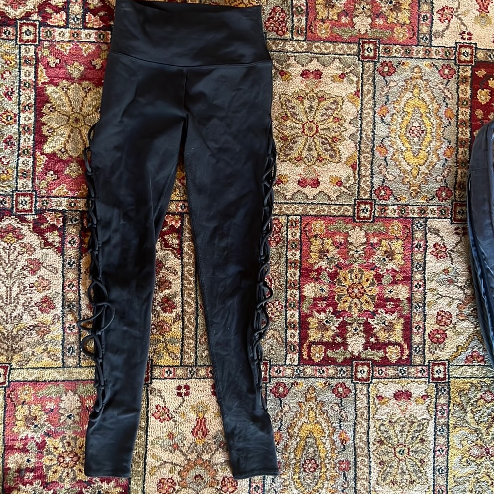 Alo Yoga Black Airbrush Legging size small lattice side